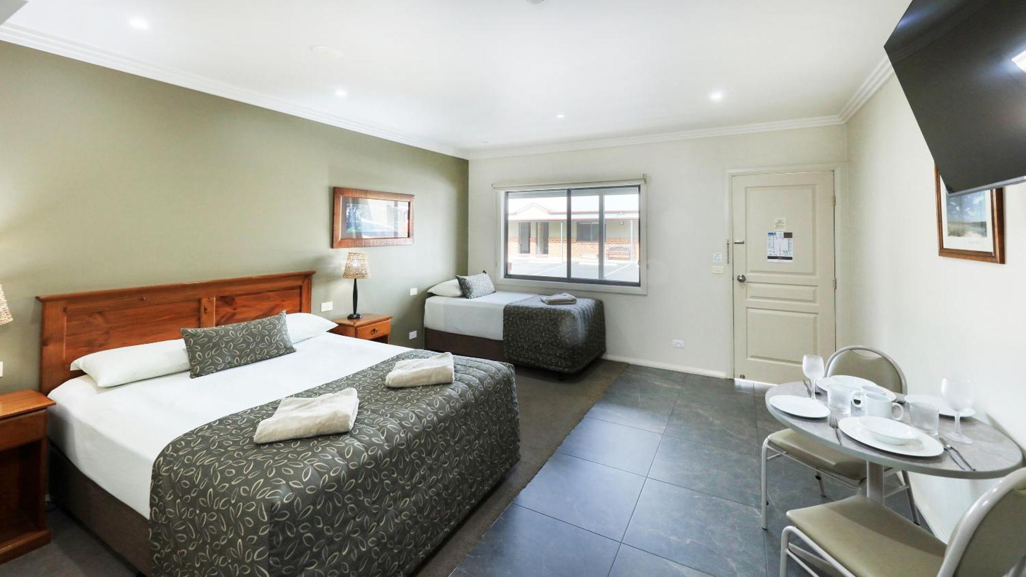The Saltbush Motor Inn Hay Esterno foto