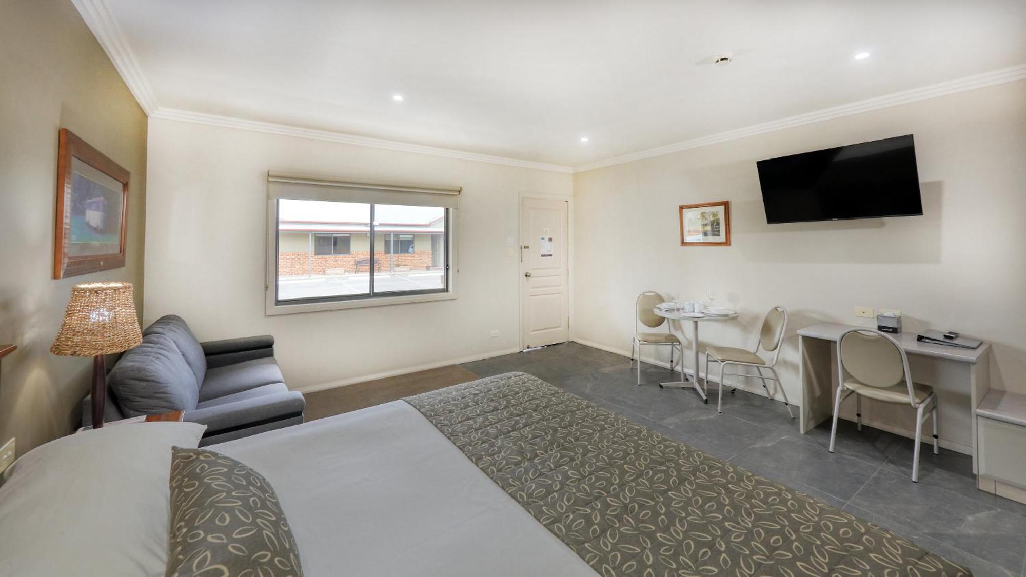 The Saltbush Motor Inn Hay Esterno foto