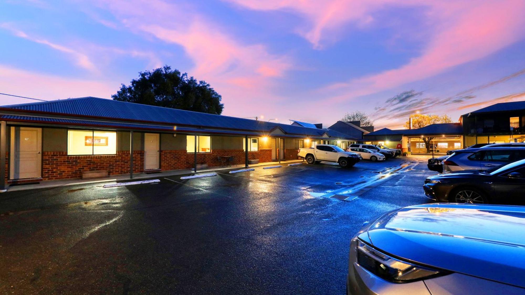 The Saltbush Motor Inn Hay Esterno foto