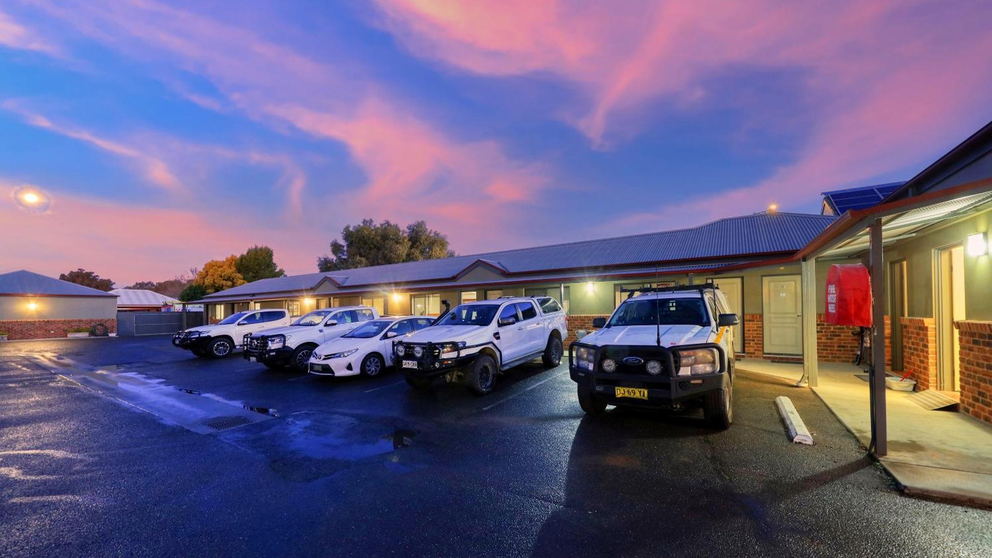 The Saltbush Motor Inn Hay Esterno foto