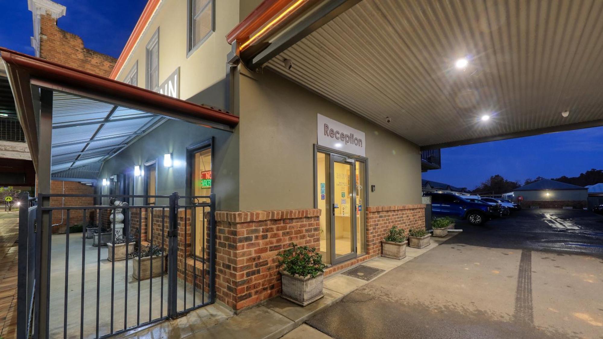 The Saltbush Motor Inn Hay Esterno foto
