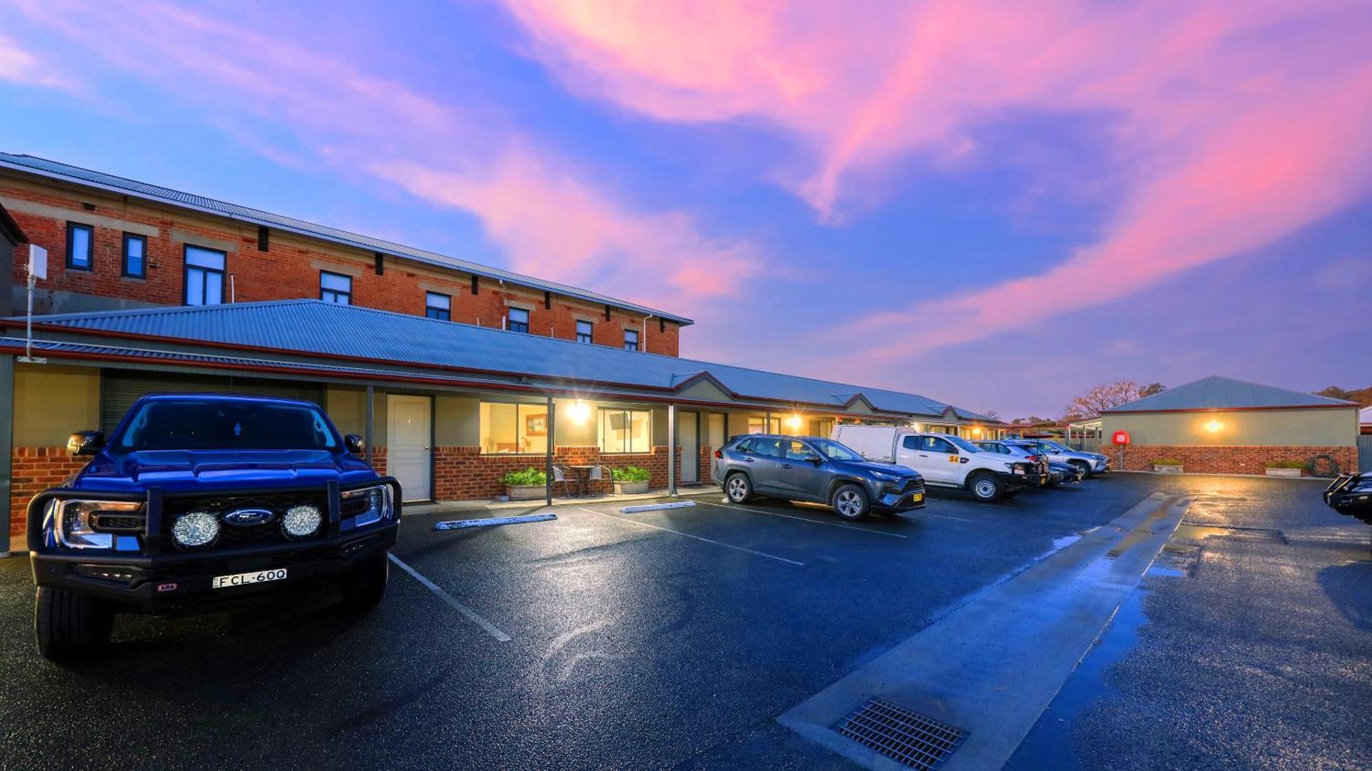 The Saltbush Motor Inn Hay Esterno foto