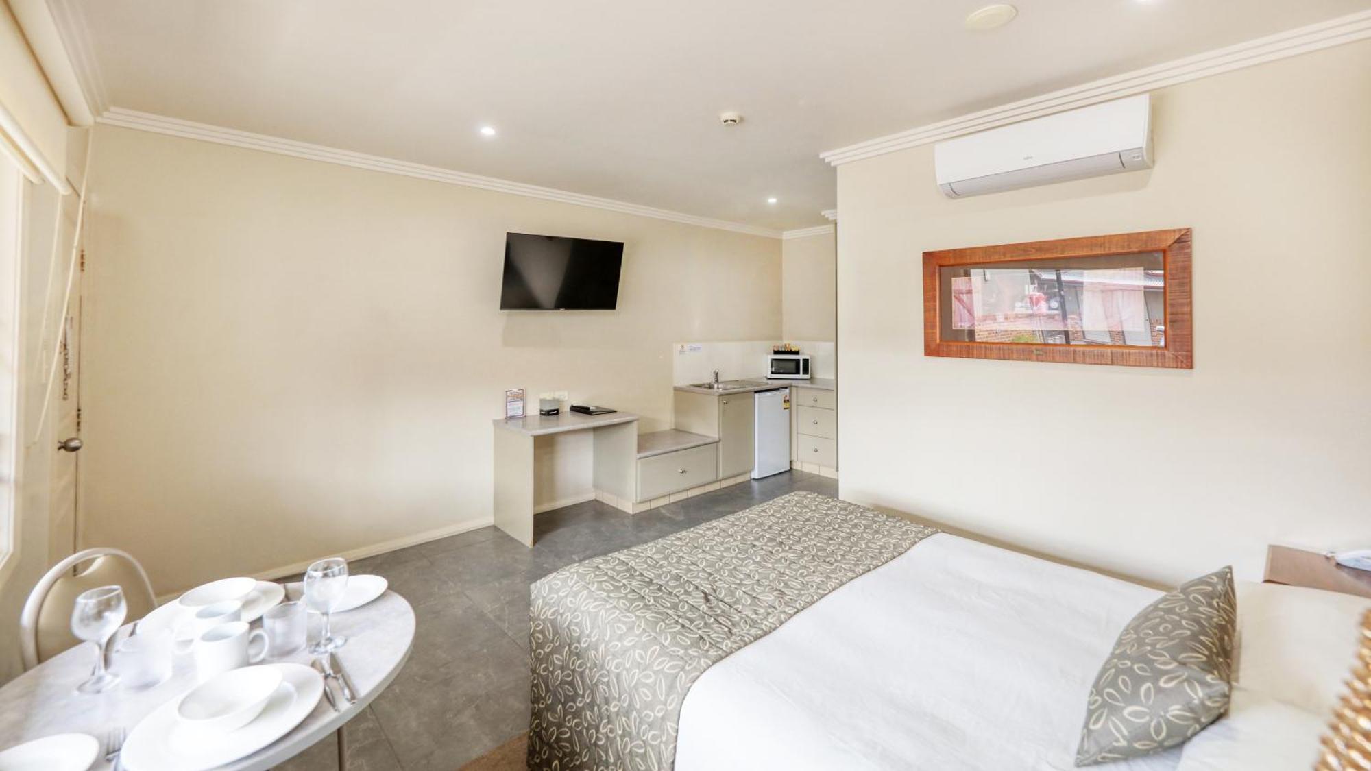 The Saltbush Motor Inn Hay Esterno foto