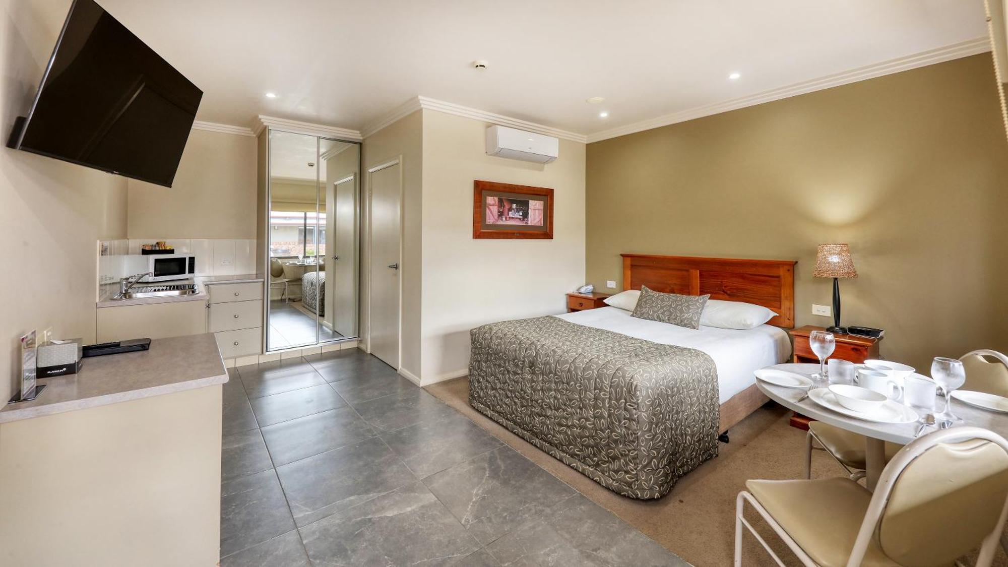 The Saltbush Motor Inn Hay Esterno foto