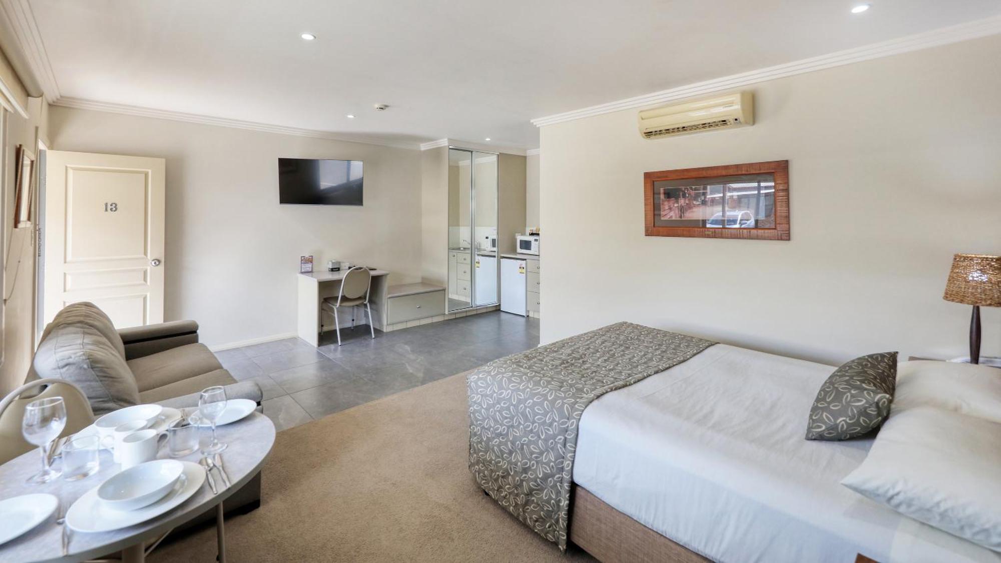 The Saltbush Motor Inn Hay Esterno foto