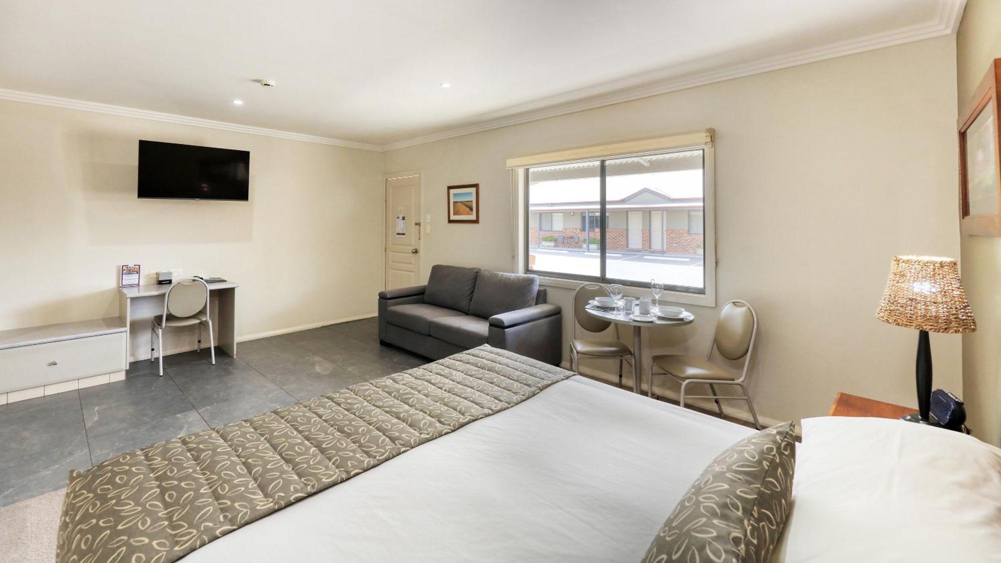 The Saltbush Motor Inn Hay Esterno foto