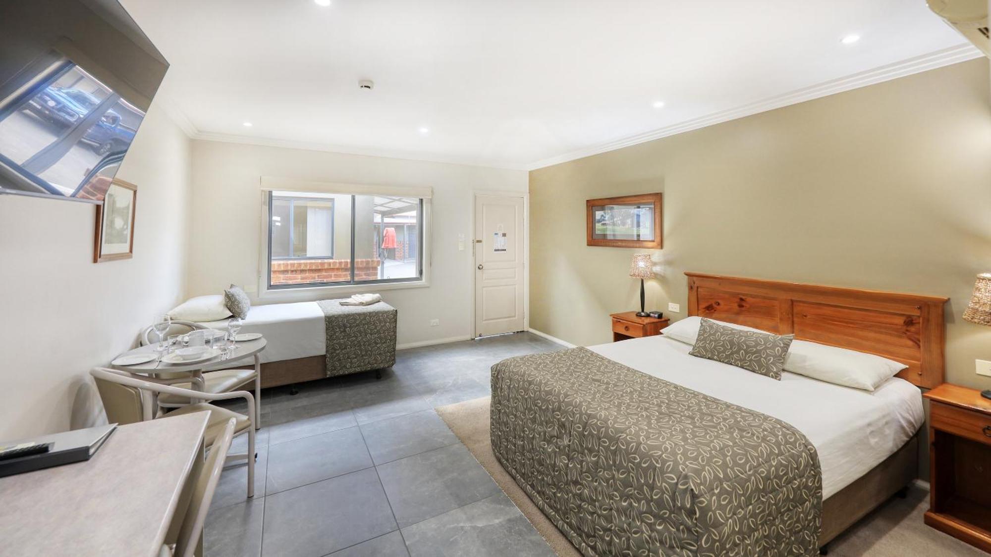 The Saltbush Motor Inn Hay Esterno foto