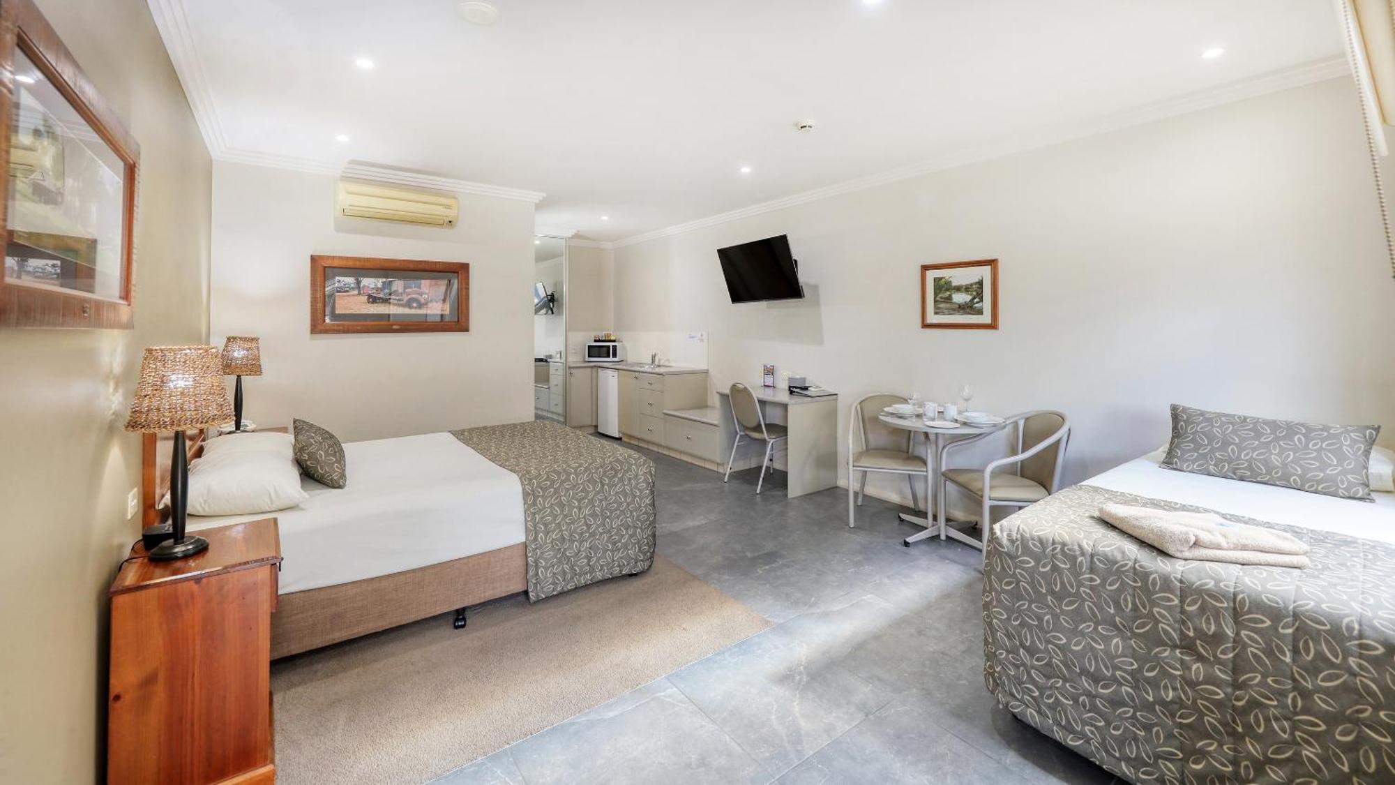 The Saltbush Motor Inn Hay Esterno foto