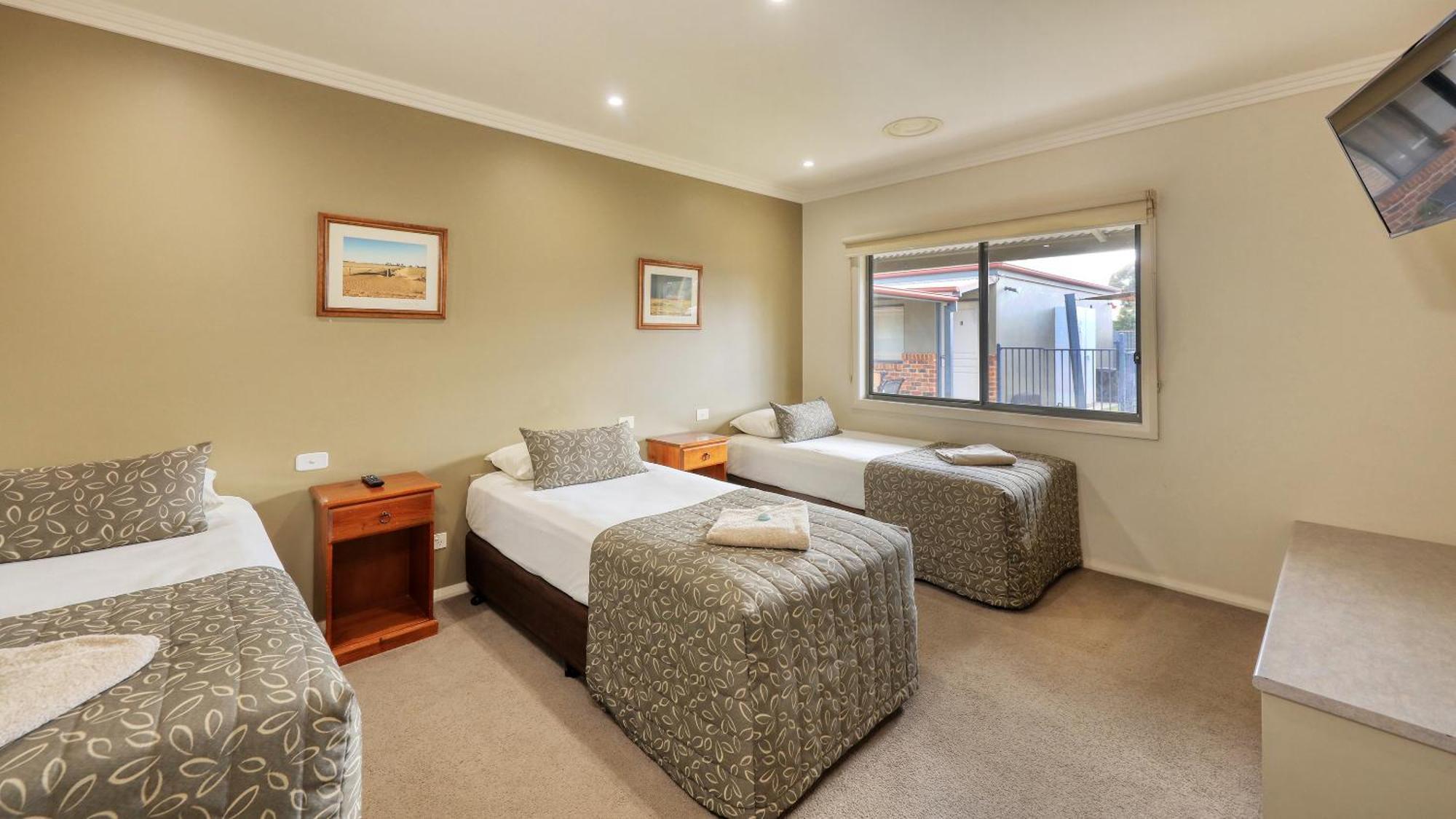 The Saltbush Motor Inn Hay Esterno foto