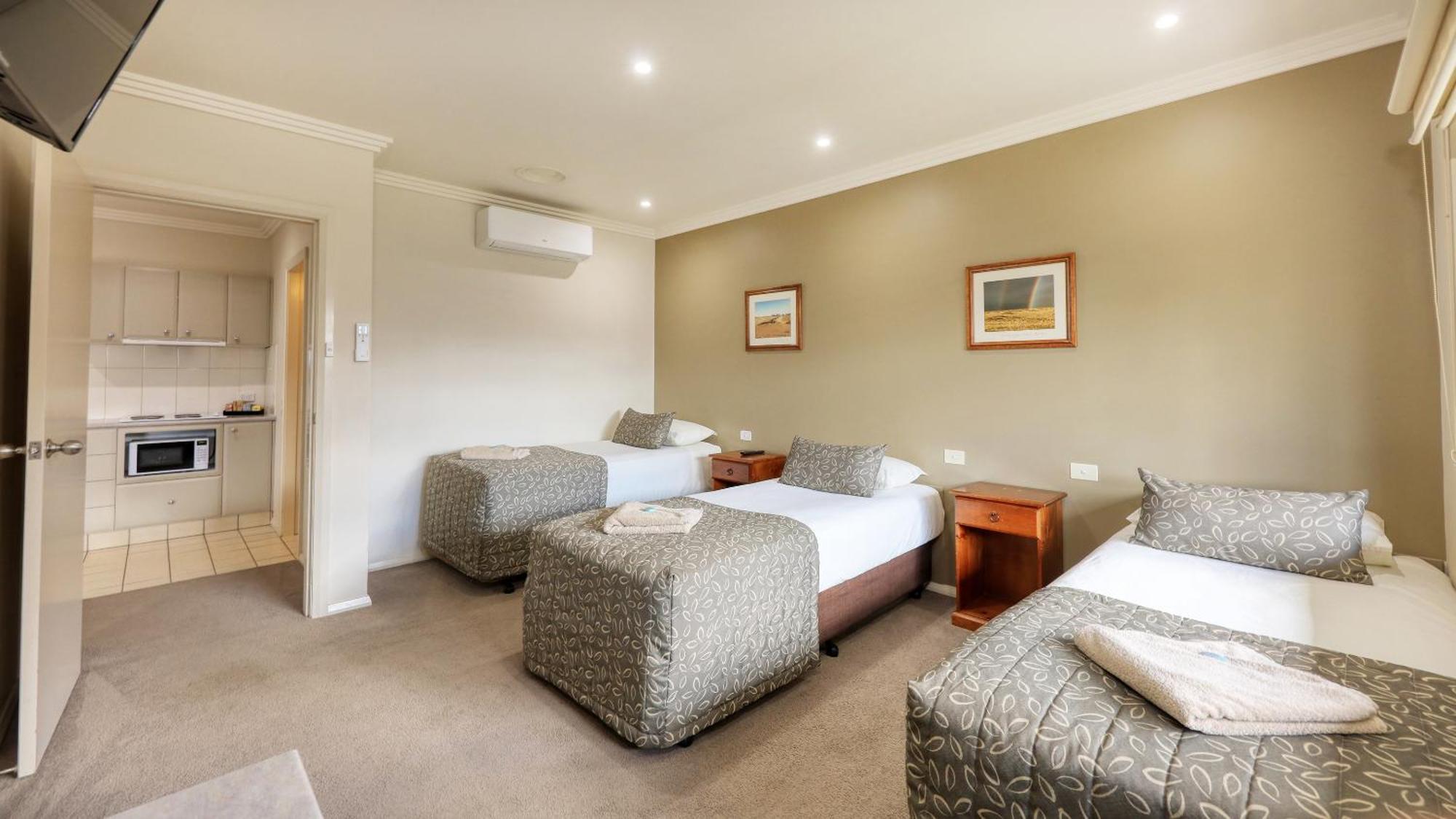 The Saltbush Motor Inn Hay Esterno foto