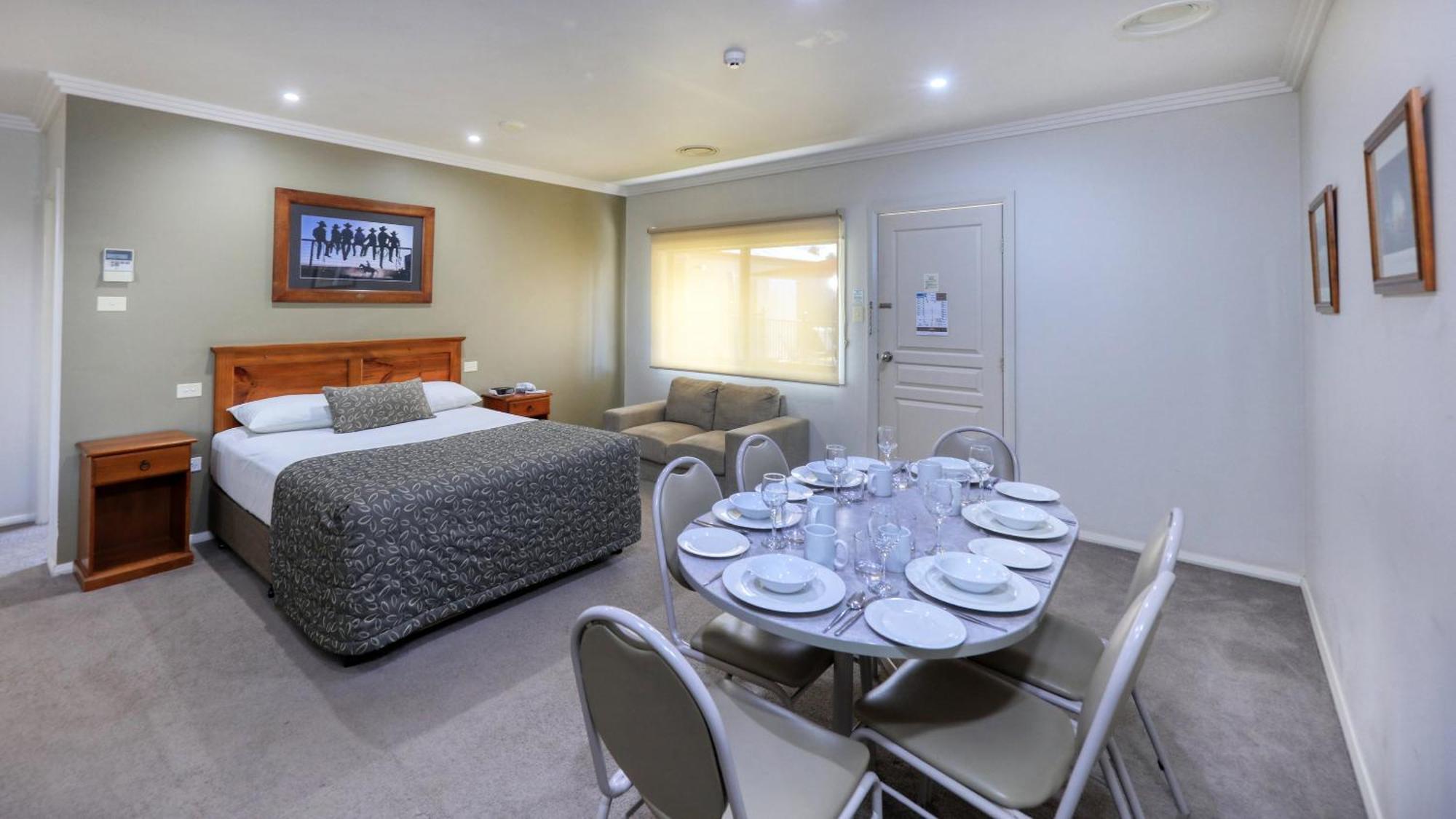 The Saltbush Motor Inn Hay Esterno foto