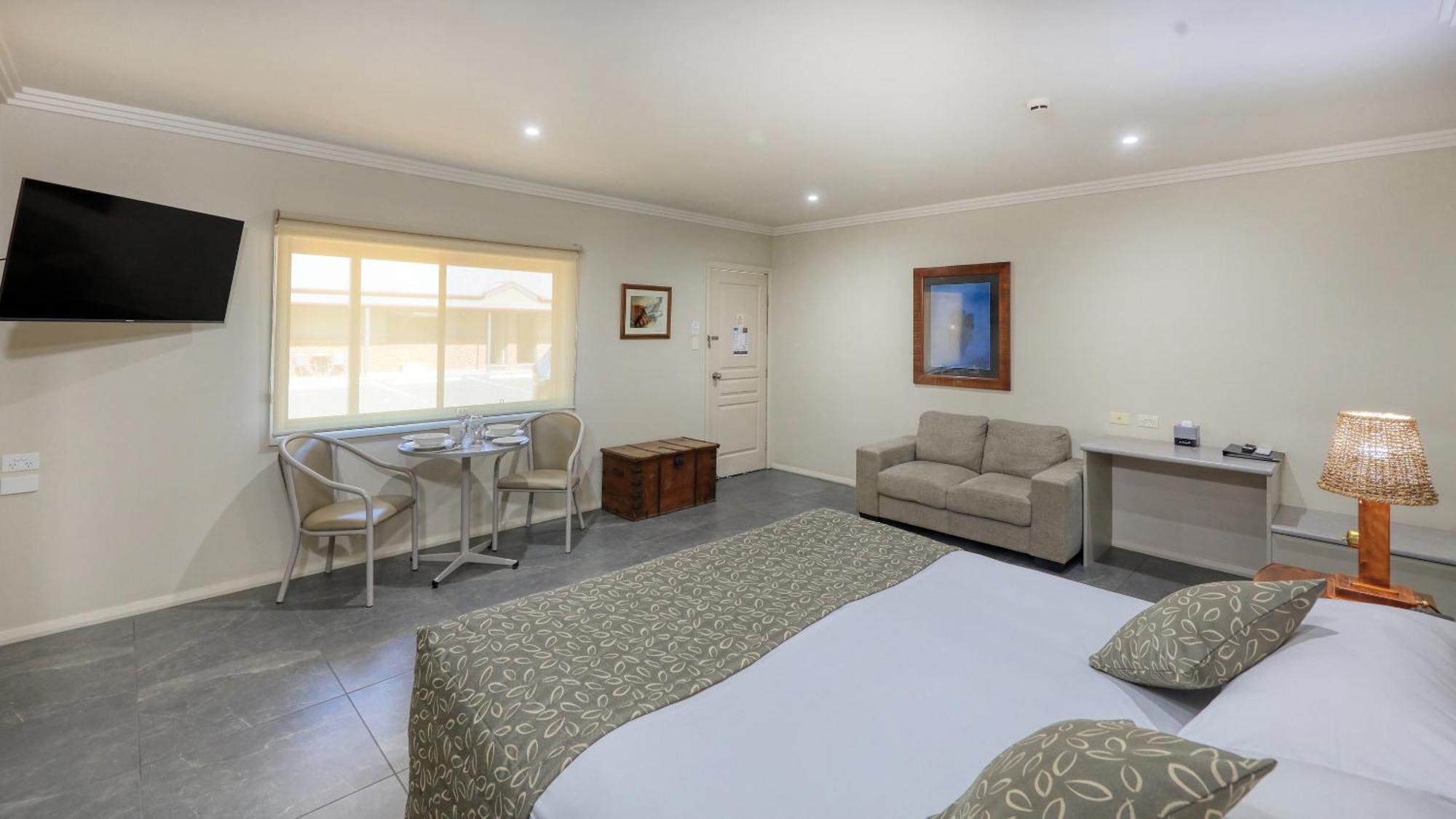 The Saltbush Motor Inn Hay Esterno foto