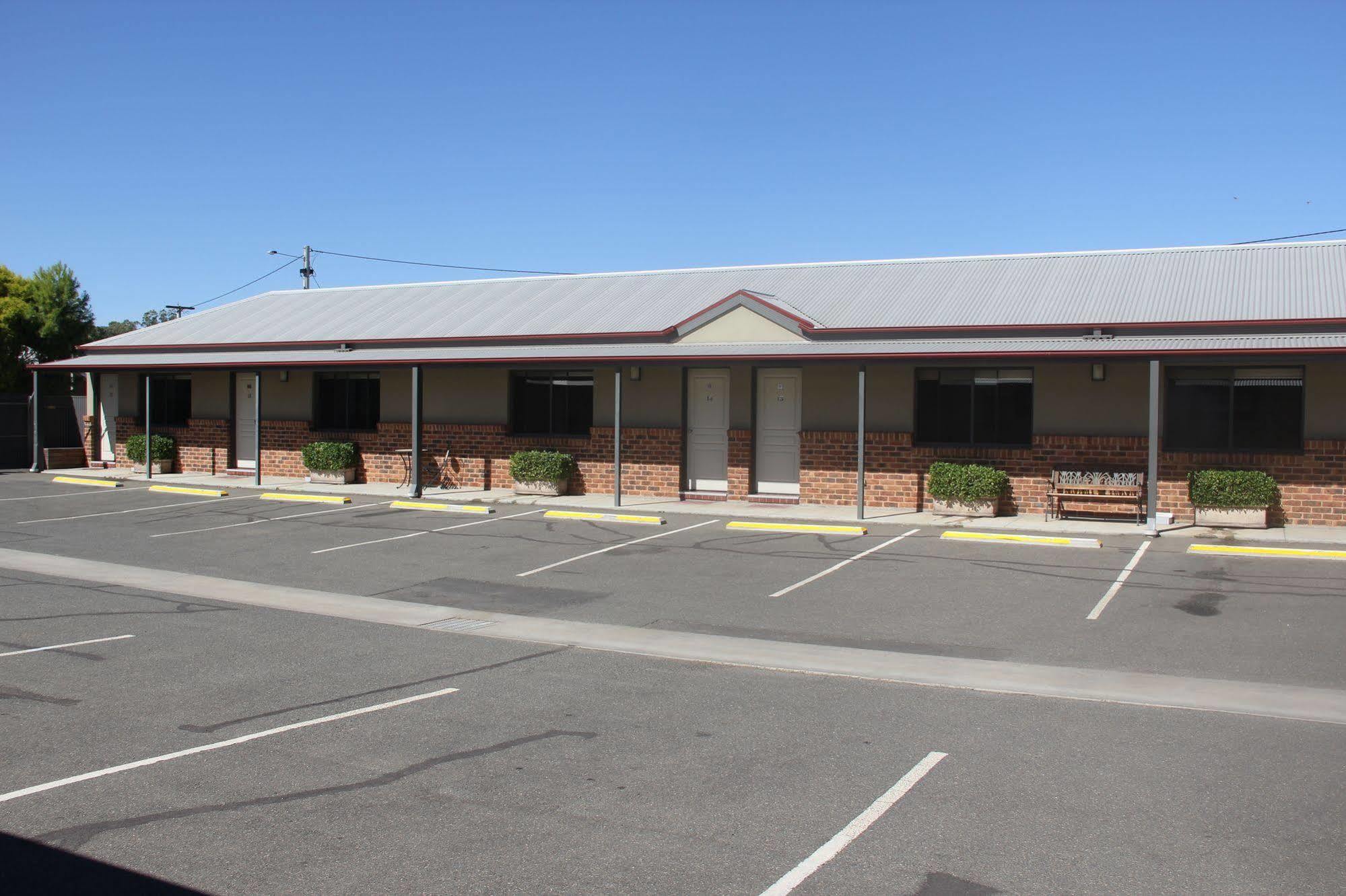 The Saltbush Motor Inn Hay Esterno foto